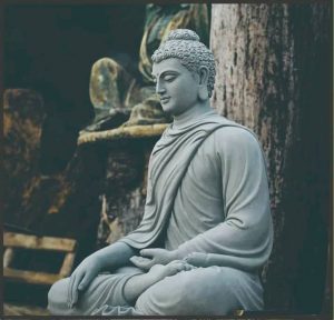Sau khi Đức Phật nhập niết bàn người Phật tử vì sự tôn kính của họ với Ngài như một vị Thầy đã chỉ ra con đường để tự giải thoát và cứu độ chúng sanh đã bắt đầu tôn thờ Ngài và Phật giáo bắt đầu dường như có những đặc tính của một tôn giáo.